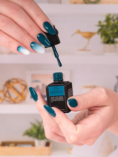 unghie sfumate blu bianco